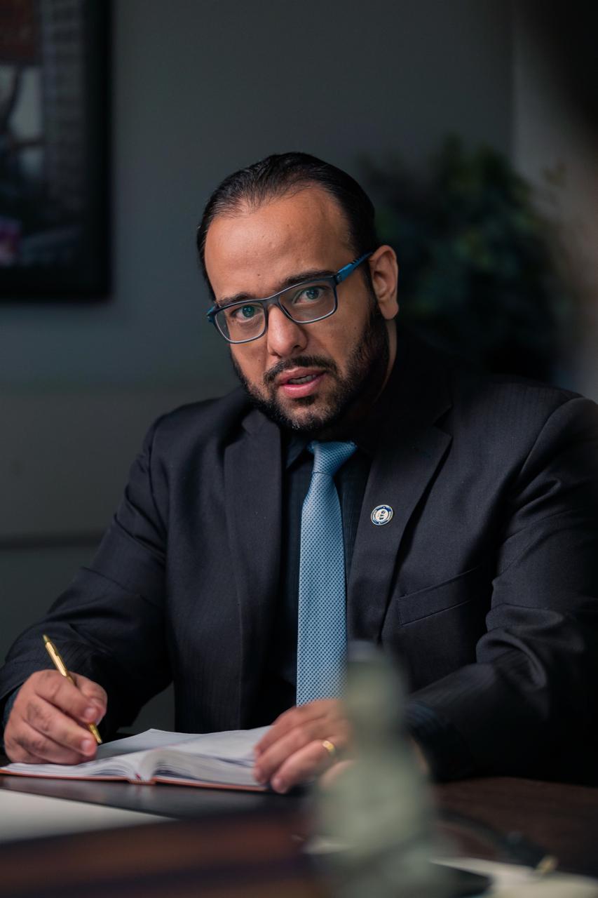 Dr. Renato Martins trabalhando em escritório de advocacia criminal